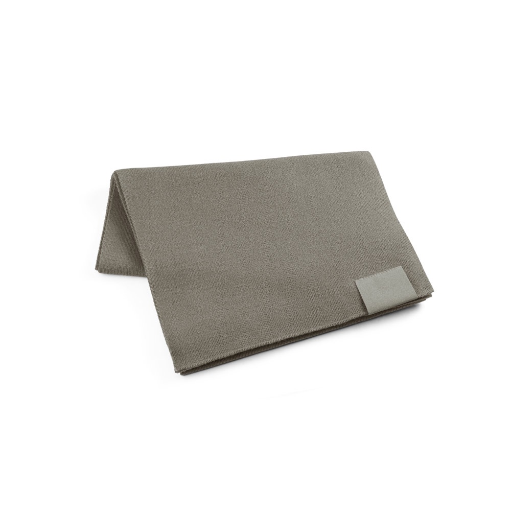 SERENITY. Schal aus recyceltem Polyester (100 % rPET) mit Aufnäher zur individuellen Veredelung - hellgrau