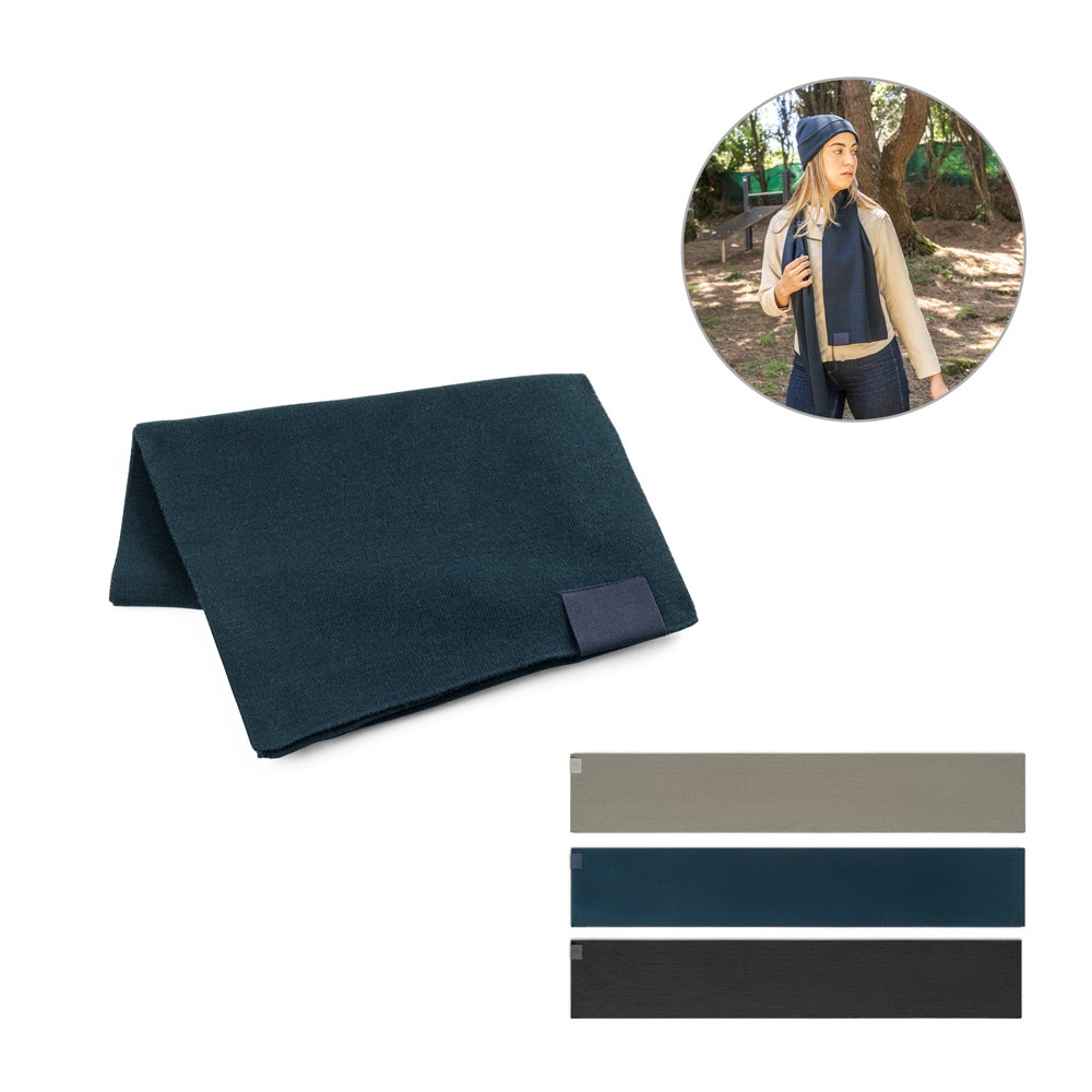 SERENITY. Schal aus recyceltem Polyester (100 % rPET) mit Aufnäher zur individuellen Veredelung